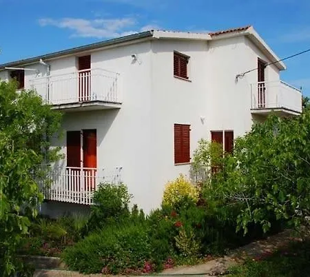 In With Seaview, Terrace, Air Condition, Wifi Apartament Pašman