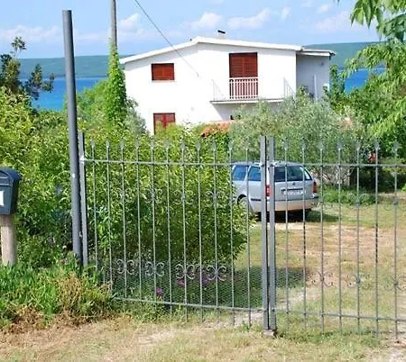 In With Seaview, Terrace, Air Condition, Wifi Pašman